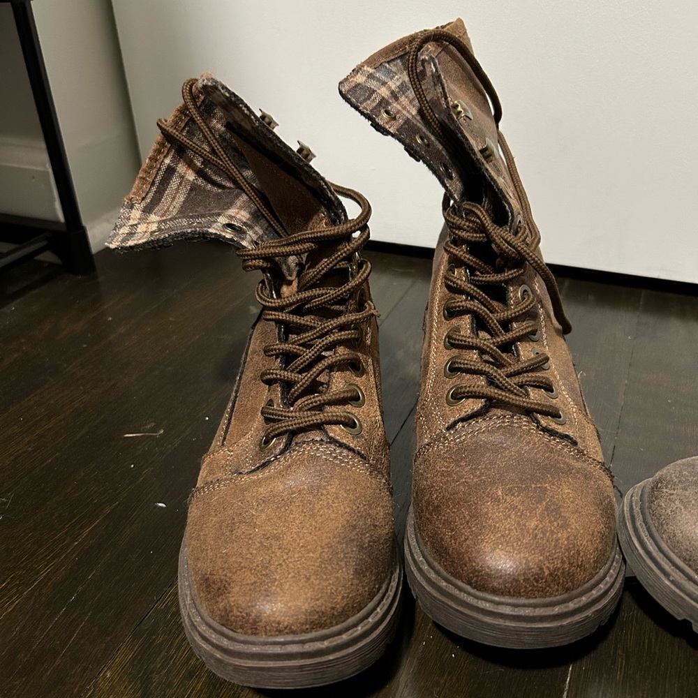 Very G combat boots